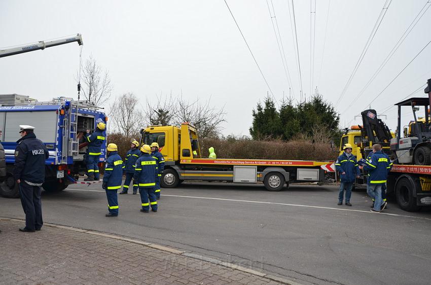 Schwerer VU Bus Zug Düsseldorf P360.JPG